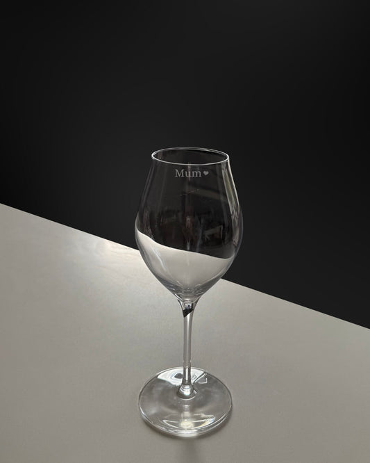 Clear wine glass with 'Mum' engraving